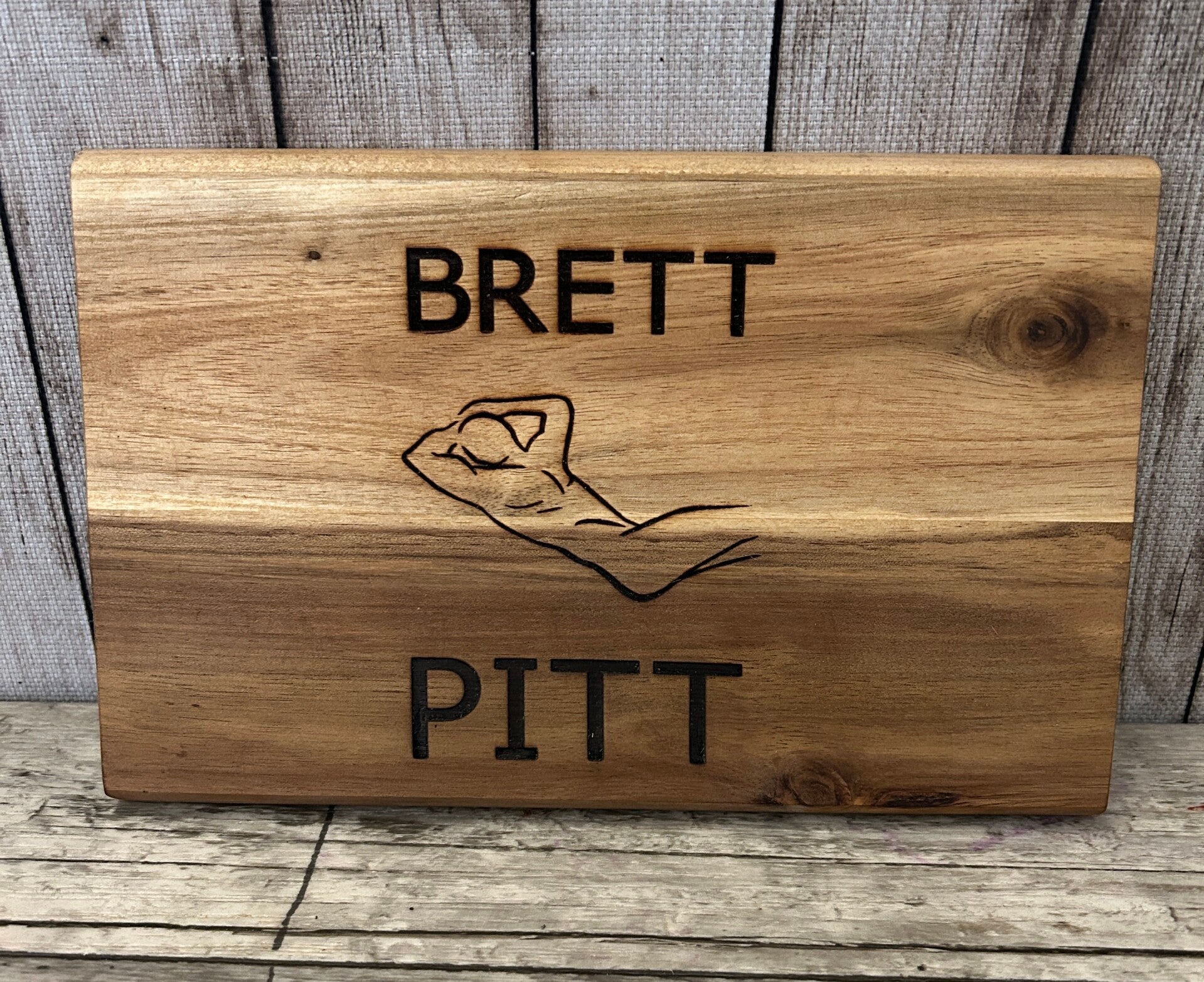 Frühstücksbrett „Brett Pitt“ aus Holz – lustige Geschenkidee