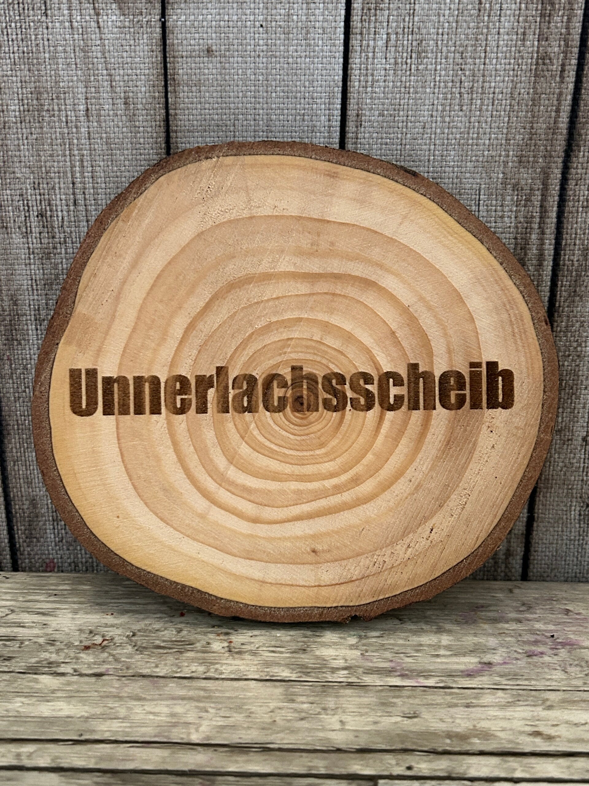 Rustikaler Holzuntersetzer „Unnerlachsscheib“ aus Baumscheibe