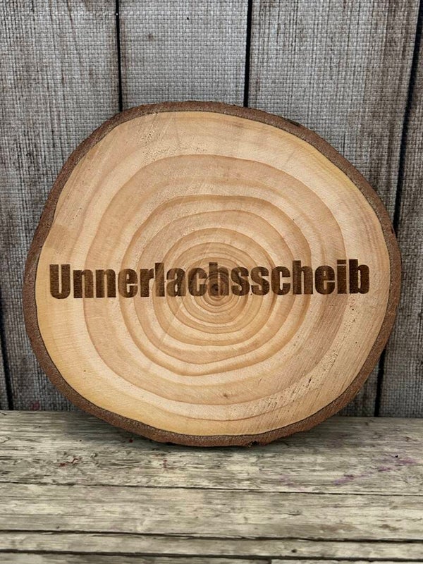 Rustikaler Holzuntersetzer „Unnerlachsscheib“ aus Baumscheibe