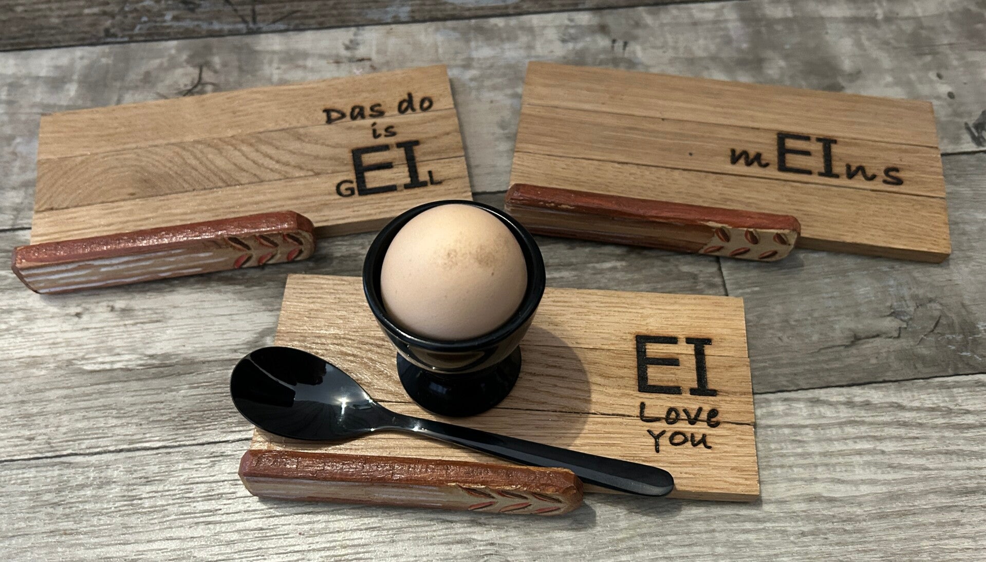 Eierbecher-Untersetzer aus Holz mit lustigen Sprüchen