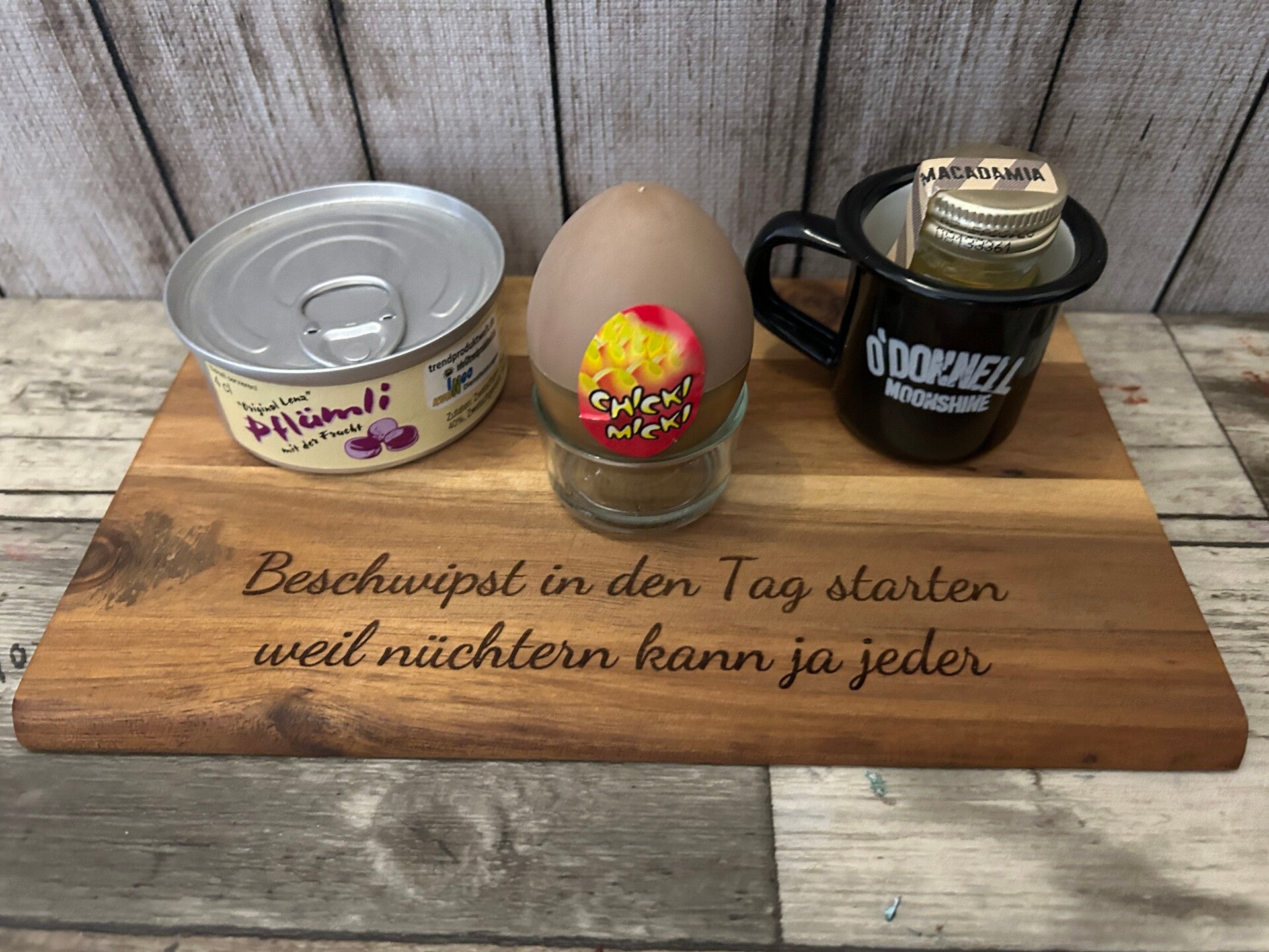 Geschenkset „Beschwipst in den Tag“ mit Frühstücksbrett & Likören – 18+