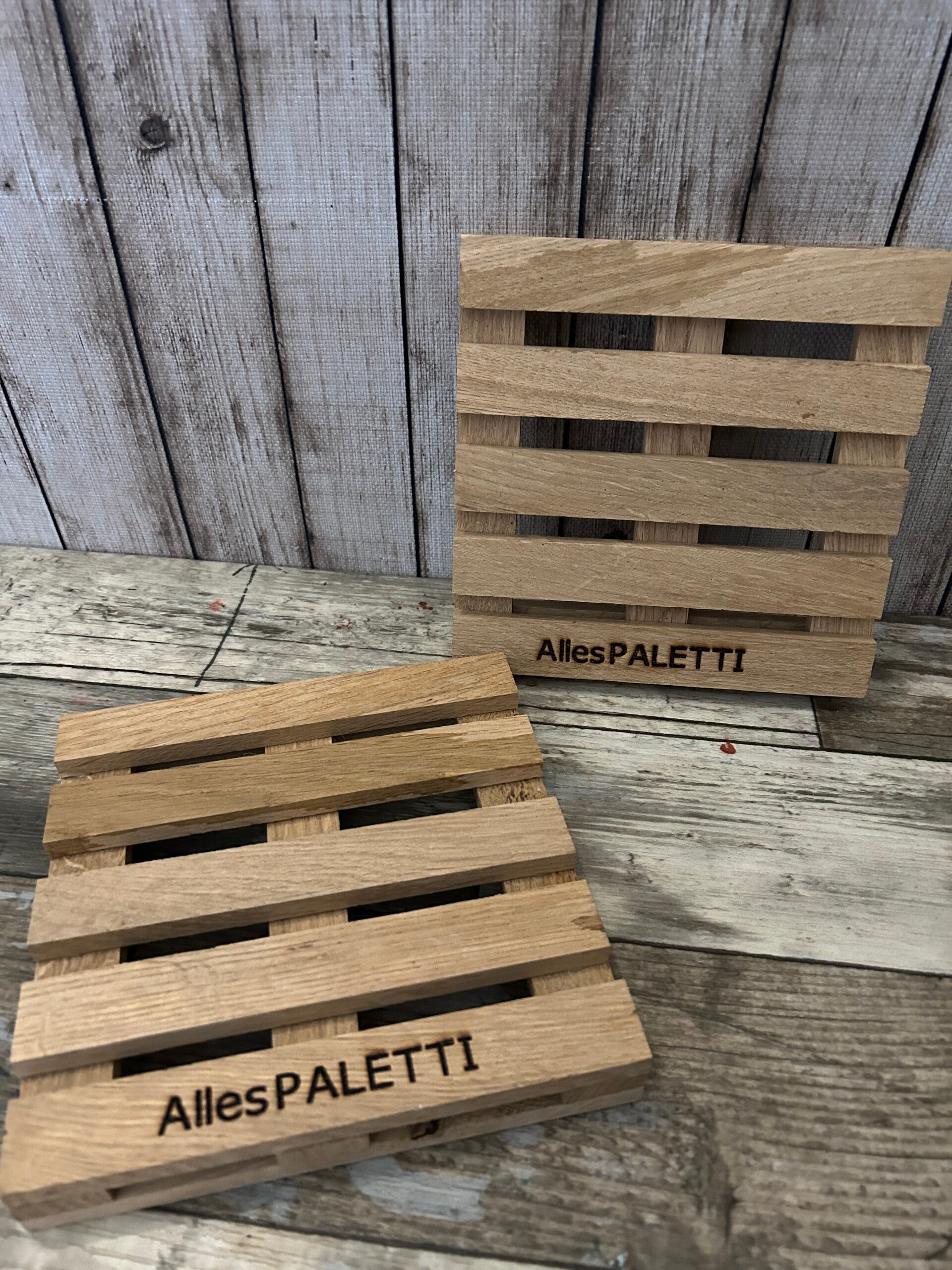 Holz-Untersetzer „Alles PALETTI“ in Palettenform