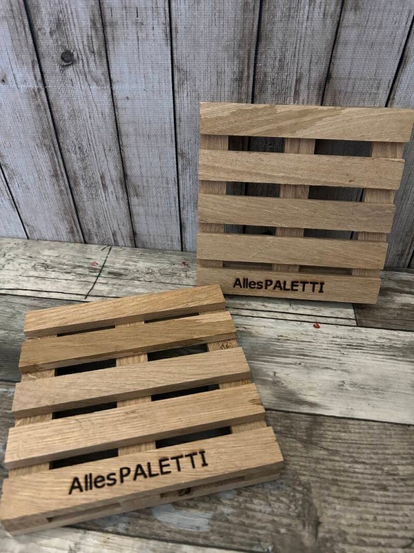 Holz-Untersetzer „Alles PALETTI“ in Palettenform
