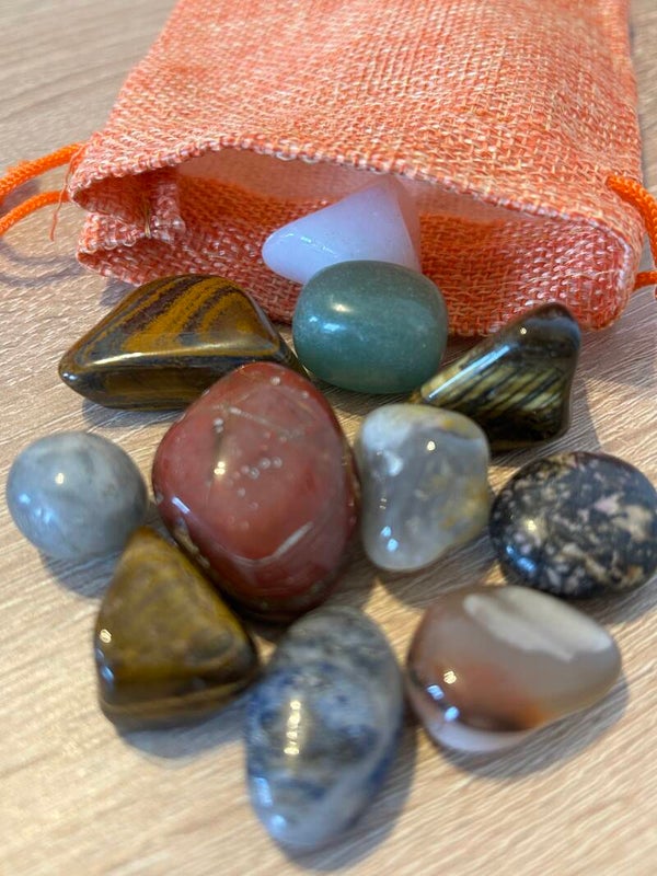 Bunter Mineralien- & Trommelstein-Mix im Jutesäckchen – ca. 100 g