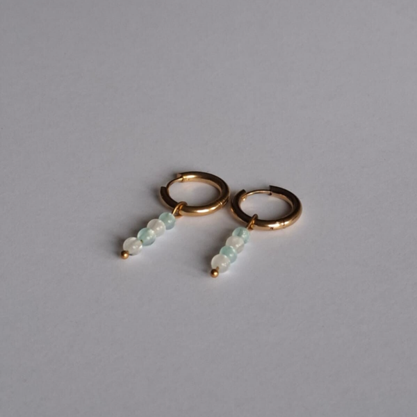 Blauw wit kralen oorbellen goud