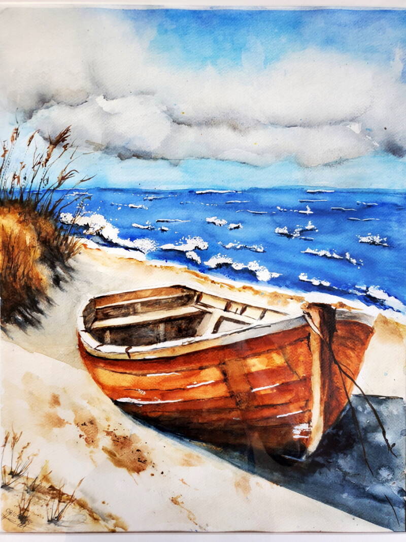 Ein Boot liegt am Strand vor der Küste ion Holland.