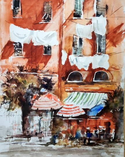 Eine Straßenscene in einer italienischen Stadt. Uber einem Straßencafe hängt Wäsche, die zum Trocknen aufgehängt wurde. Aquarell von Alwin.