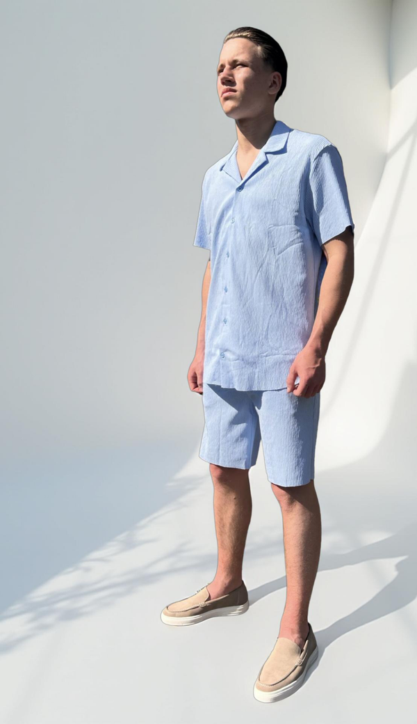 Heren kledingset met korte korte broek & shirt	licht blauw