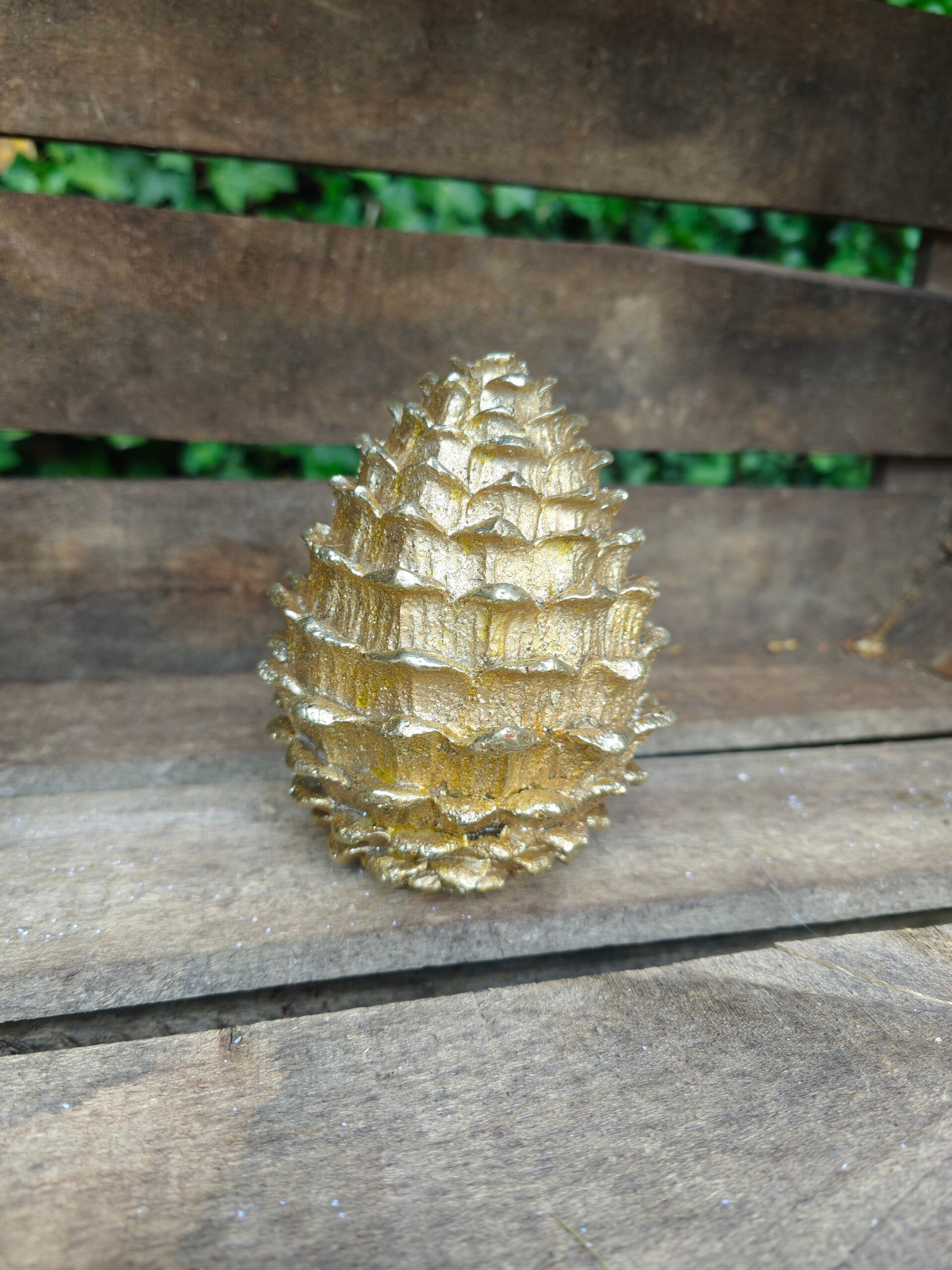 Pomme de pin dorée