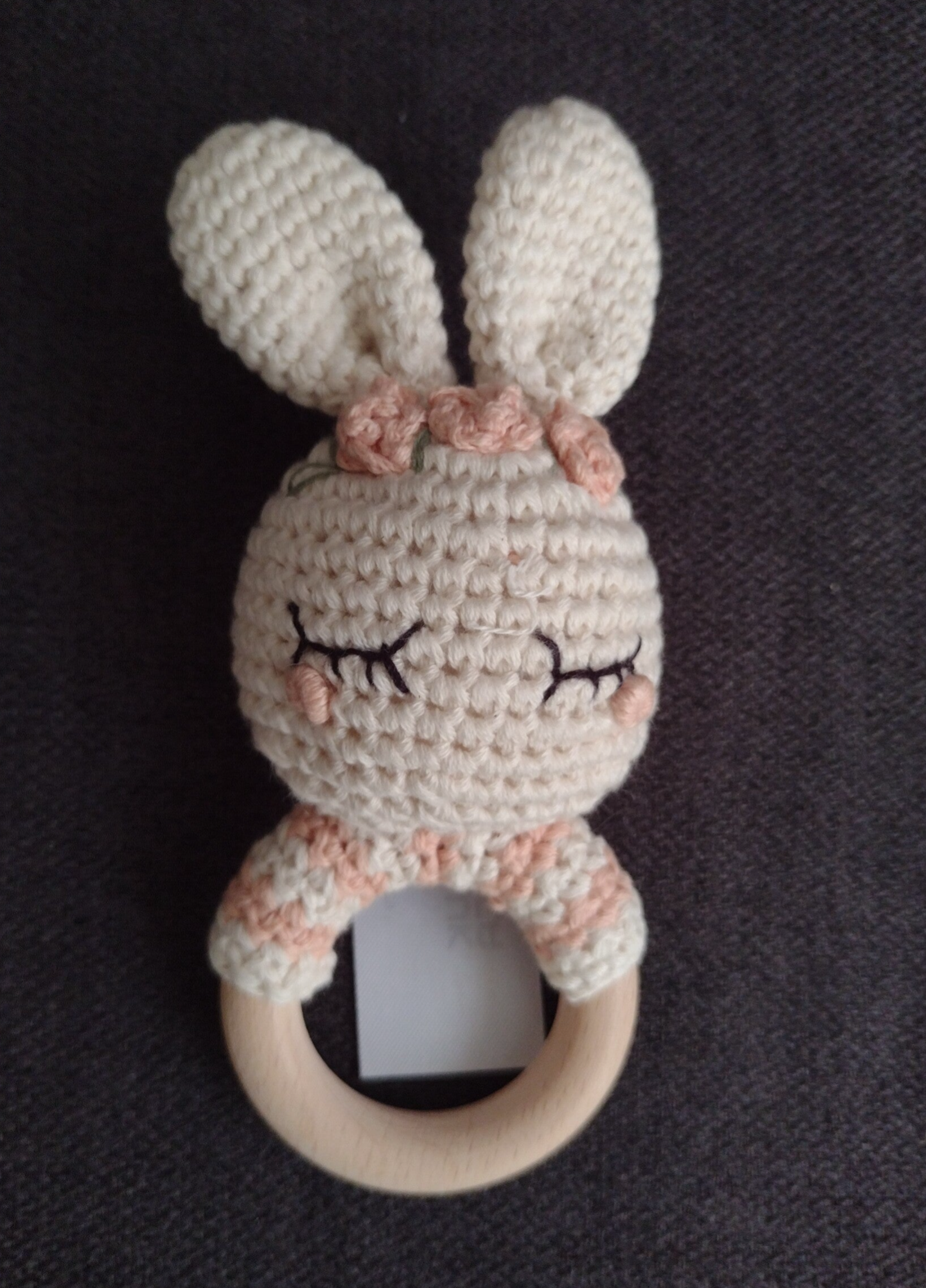 Houten Rammelaar met gehaakt knuffeltje