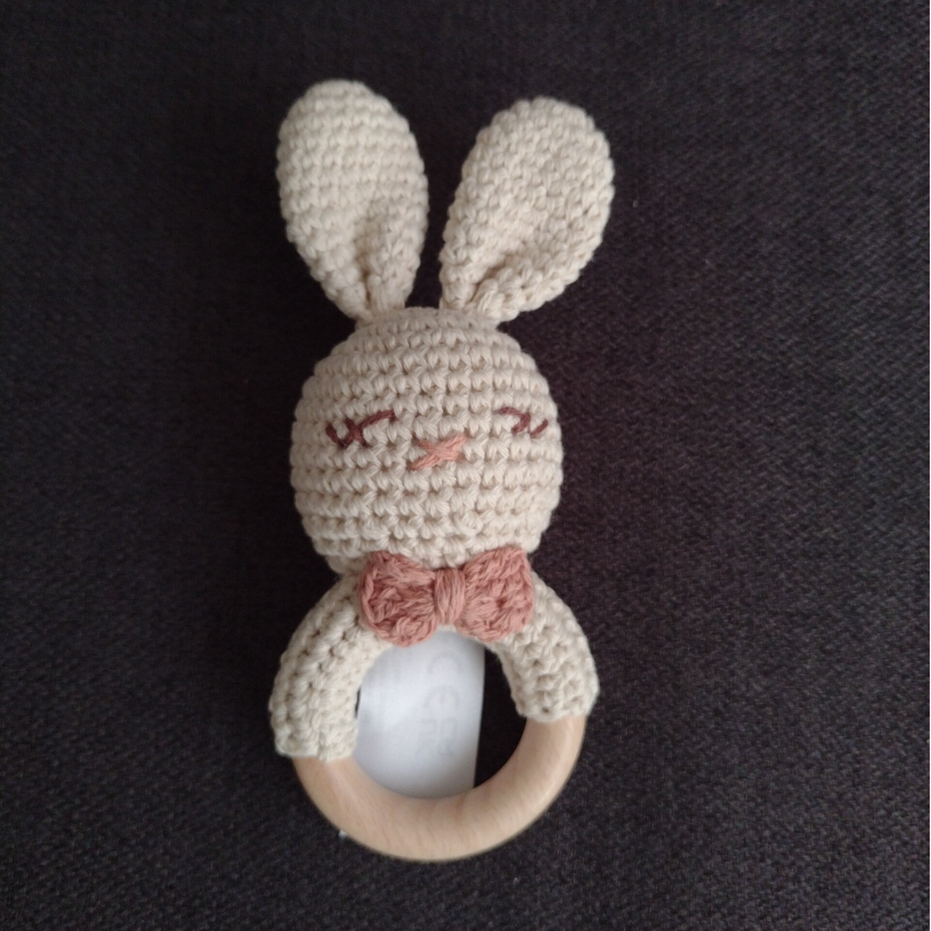 Houten Rammelaar met gehaakt knuffeltje