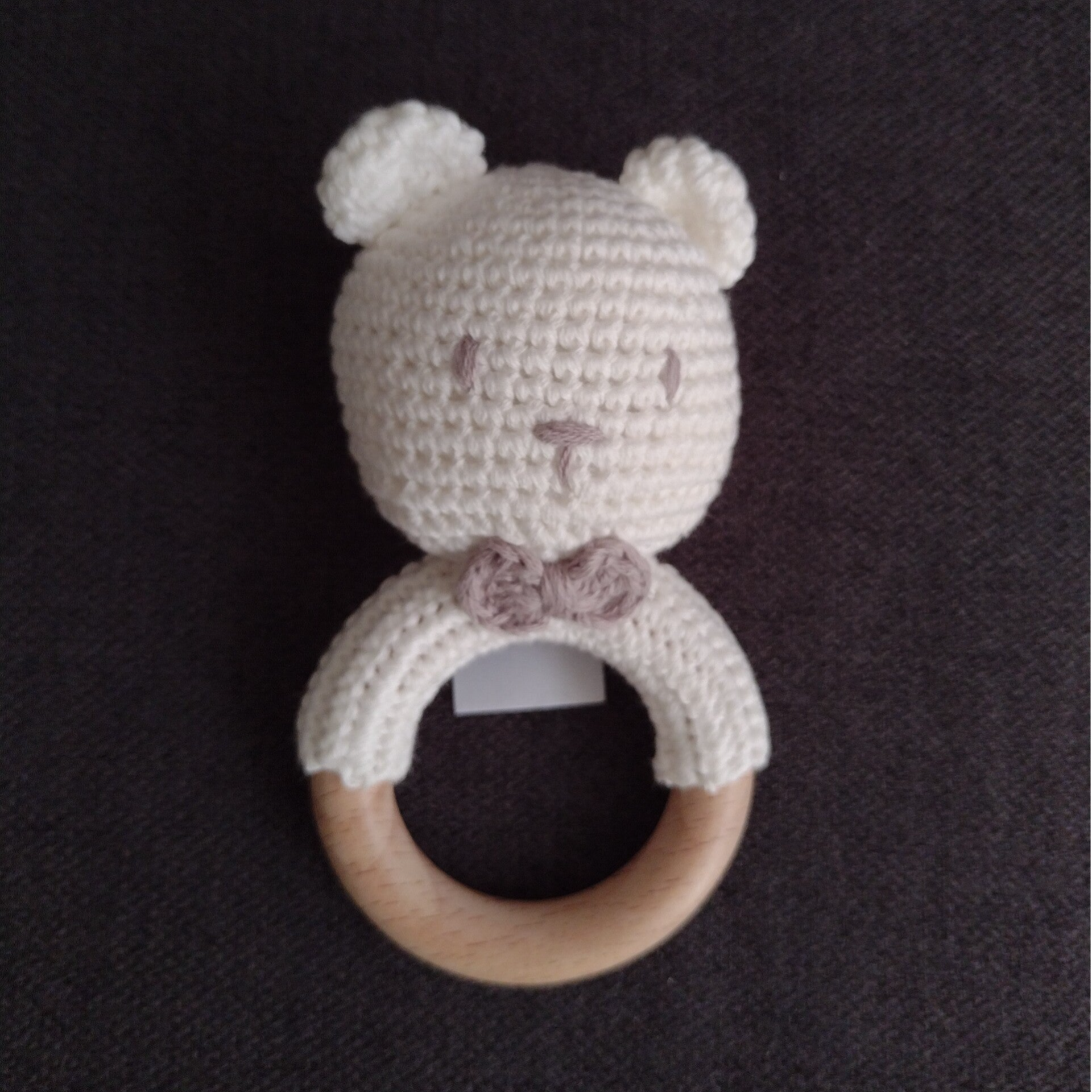 Houten Rammelaar met gehaakt knuffeltje