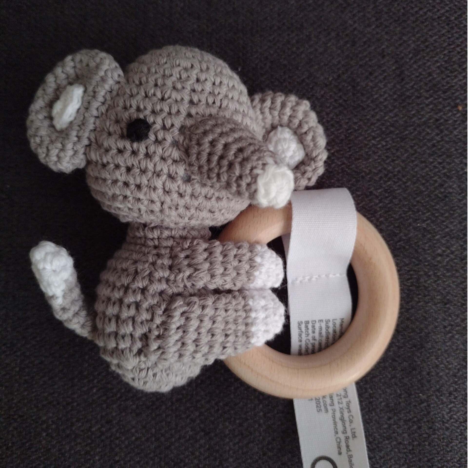 Houten Rammelaar met gehaakt knuffeltje