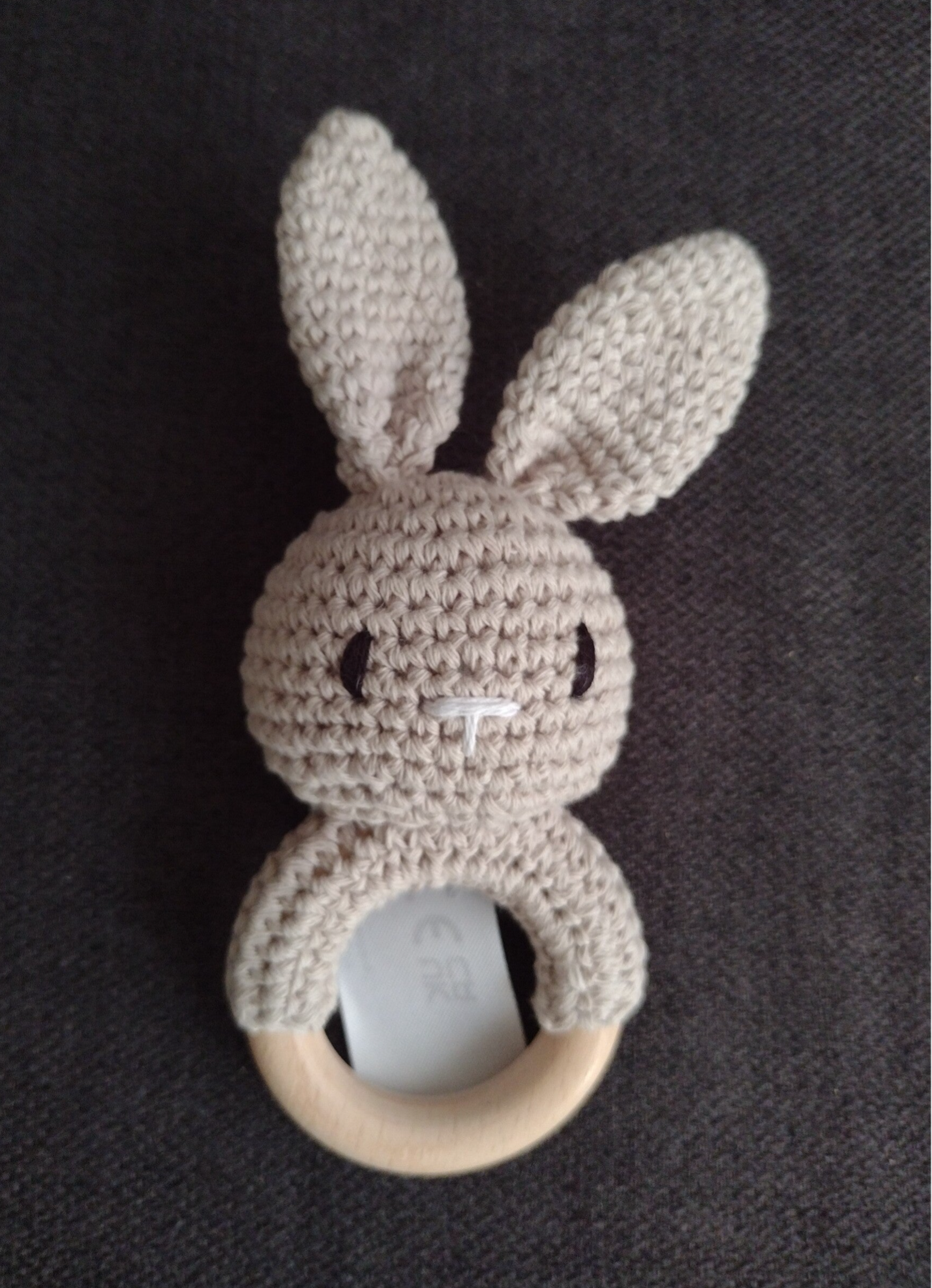 Houten Rammelaar met gehaakt knuffeltje