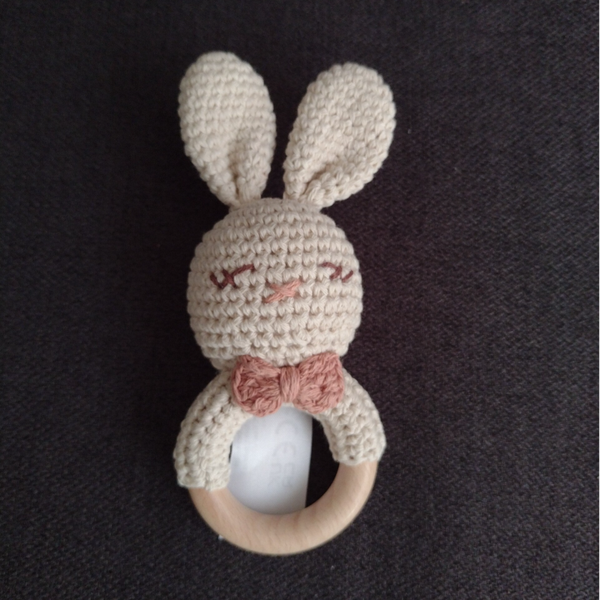 Houten Rammelaar met gehaakt knuffeltje