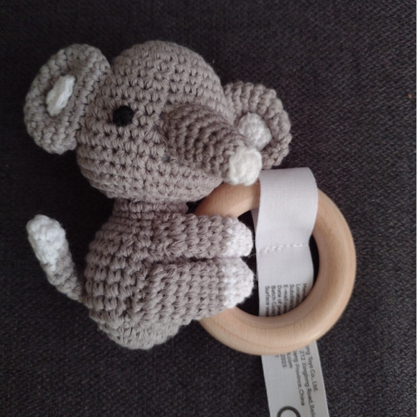Houten Rammelaar met gehaakt knuffeltje