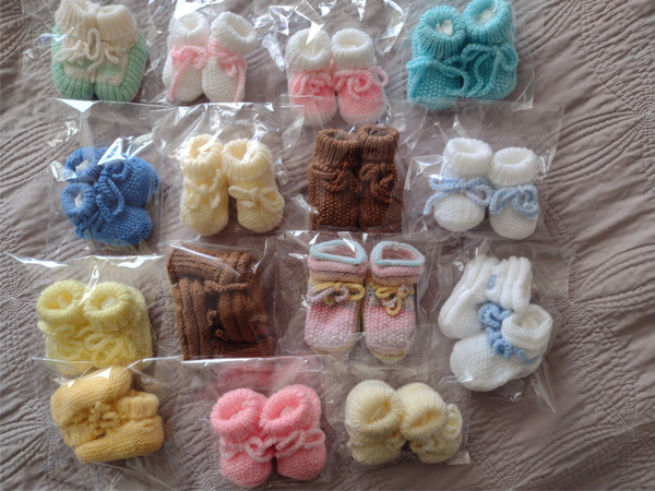 Pakket met 15 gebreide babyslofjes