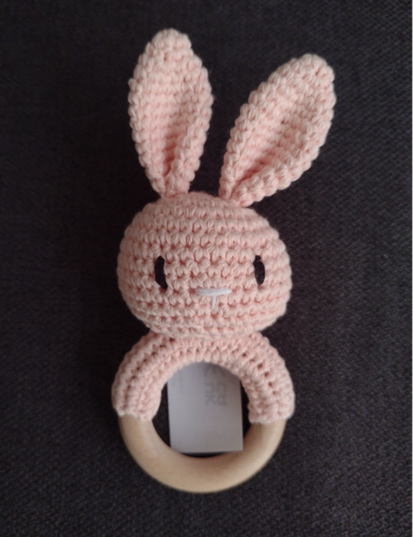 Houten Rammelaar met gehaakt knuffeltje