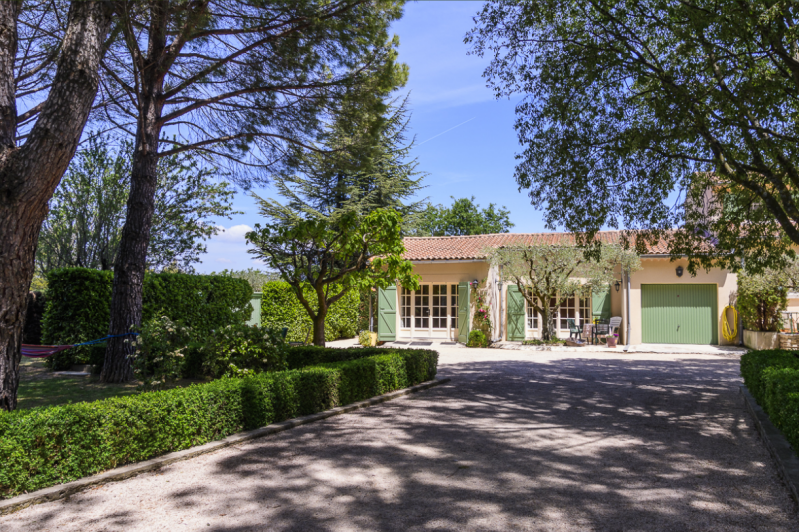Villa Augustine in Carpentras met omheinde tuin en zwembad