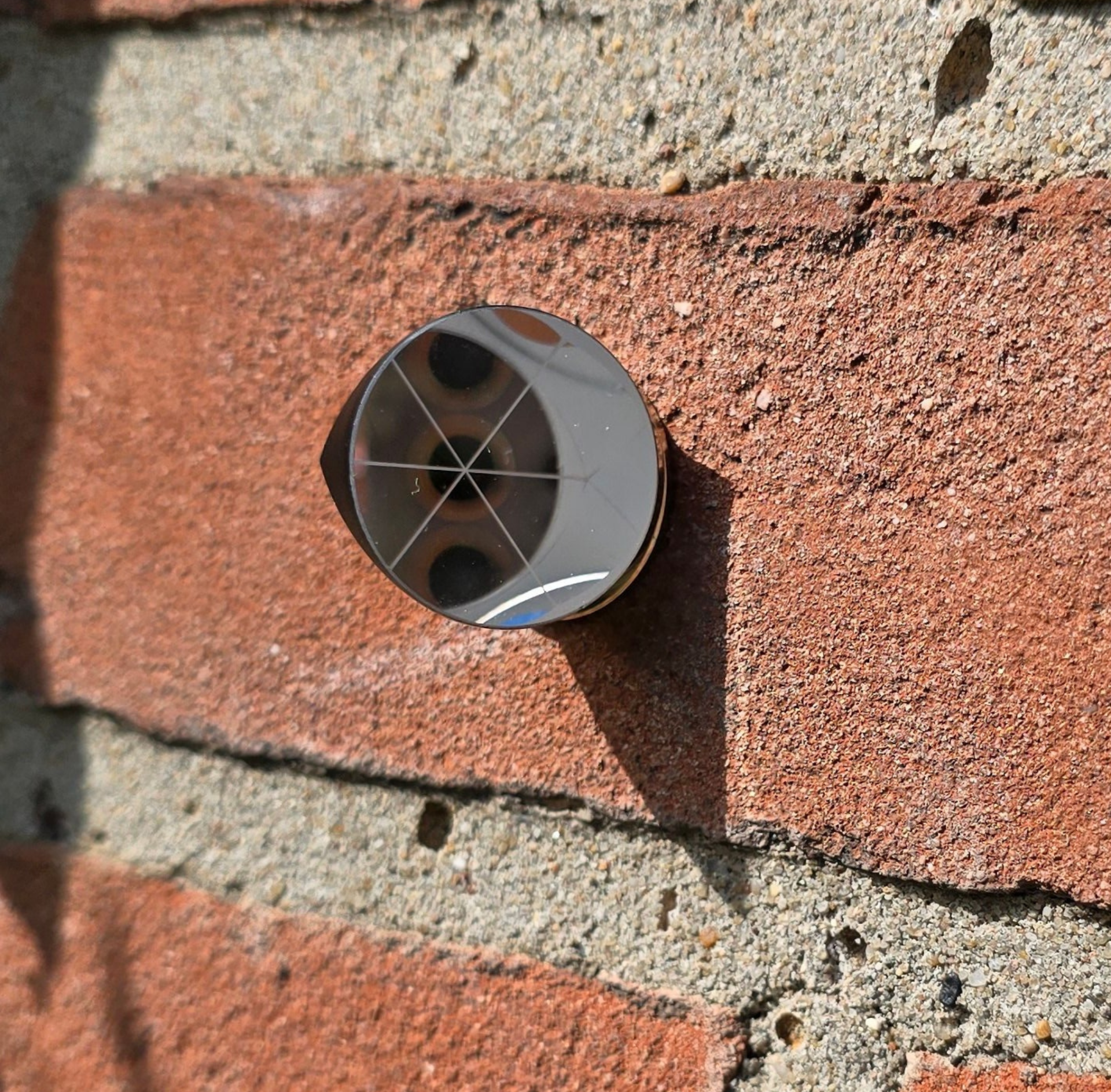 Nano-coated 38.1 / 1,5 inch CornerCube prisma.