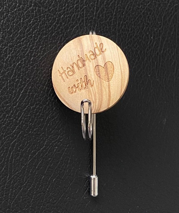 Portugese breispeld met houten broche, tekst "Handmade with love"