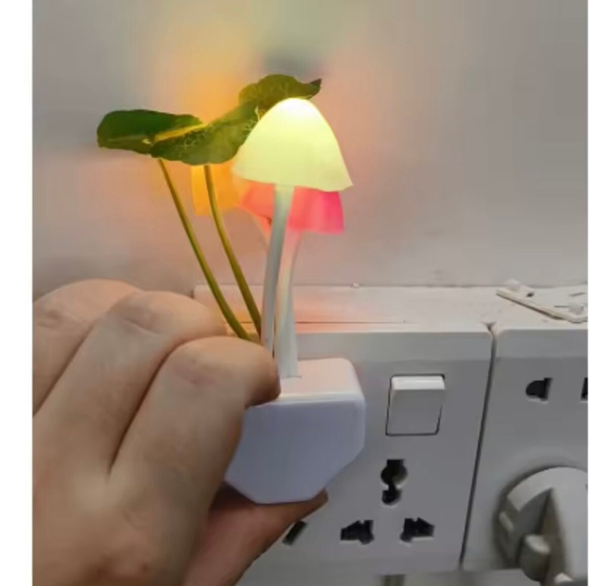 Novedad hongo luz nocturna enchufe UE y EE. UU. Sensor de luz 220V 3 LED colorido lámpara de seta luces de noche Led