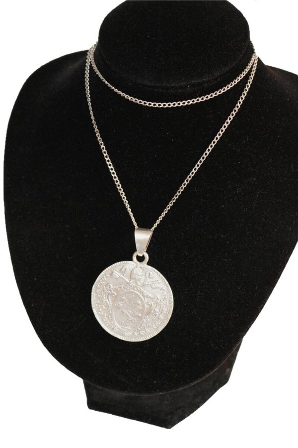 Collier en argent et sa médaille