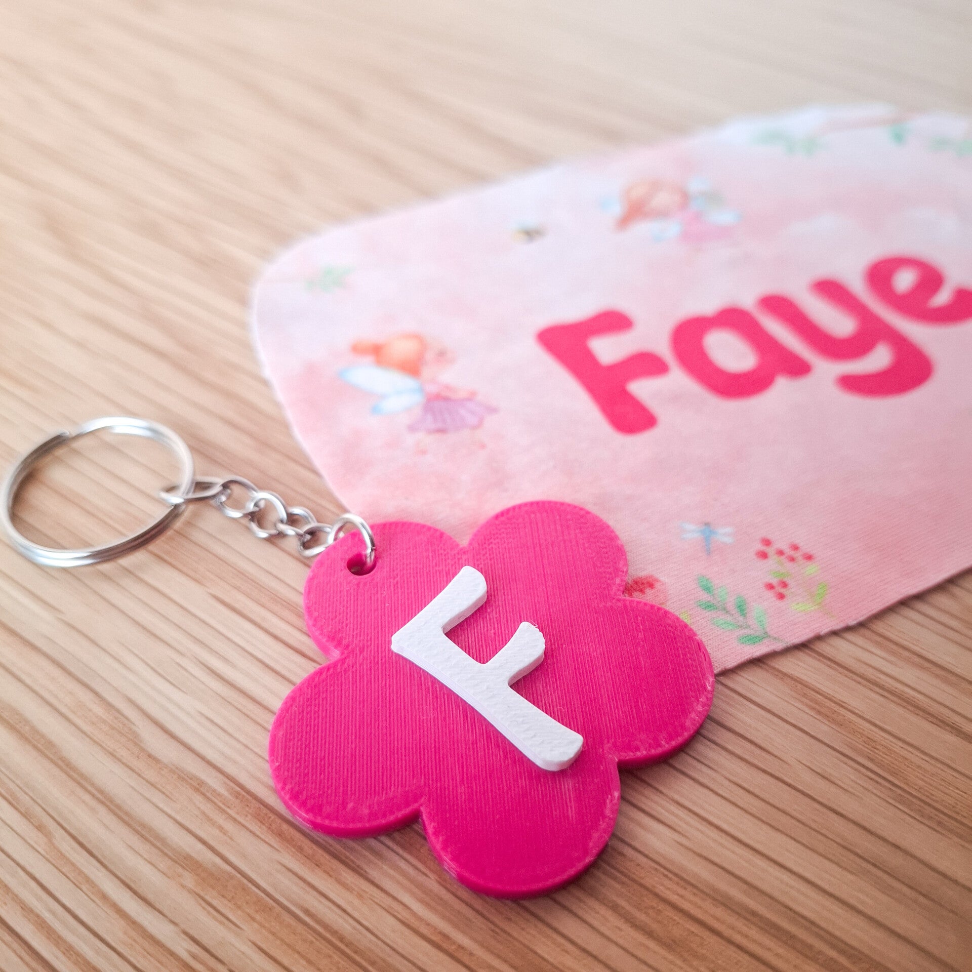 Sleutelhanger bloem met letter