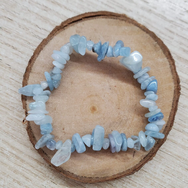 Bracciale con elastico in chips di Acquamarina