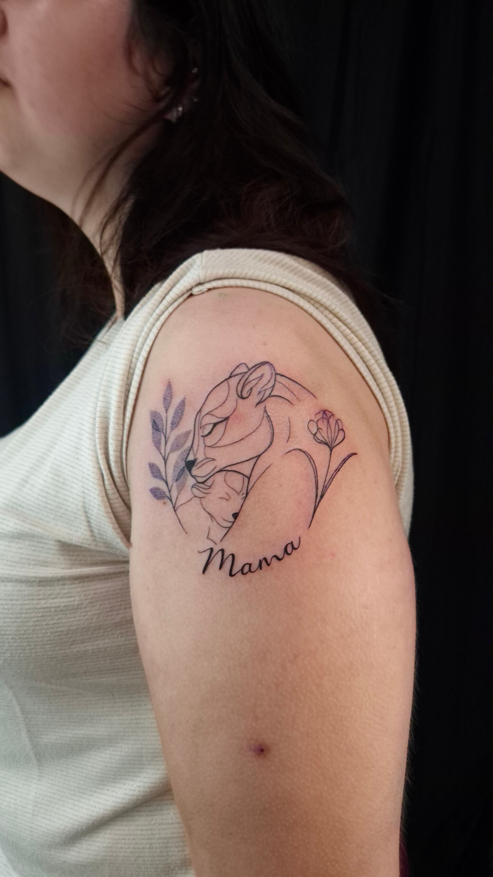 Prachtige fine line tattoo bij Tattoo Dos Santos Fine line leeuwenkop tattoo met Mama tekst op bovenarm