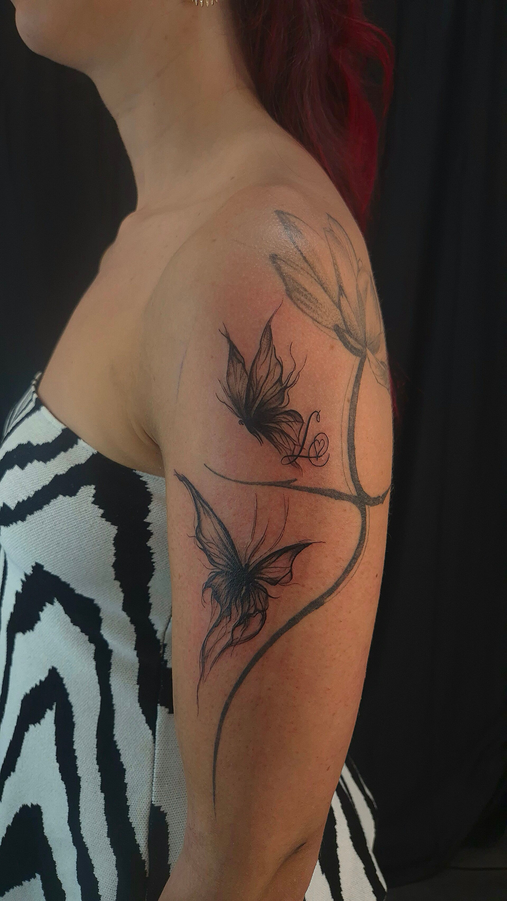 Delicate bloemen tattoo bij Tattoo Dos Santos Prachtige bloemen tattoo op de arm