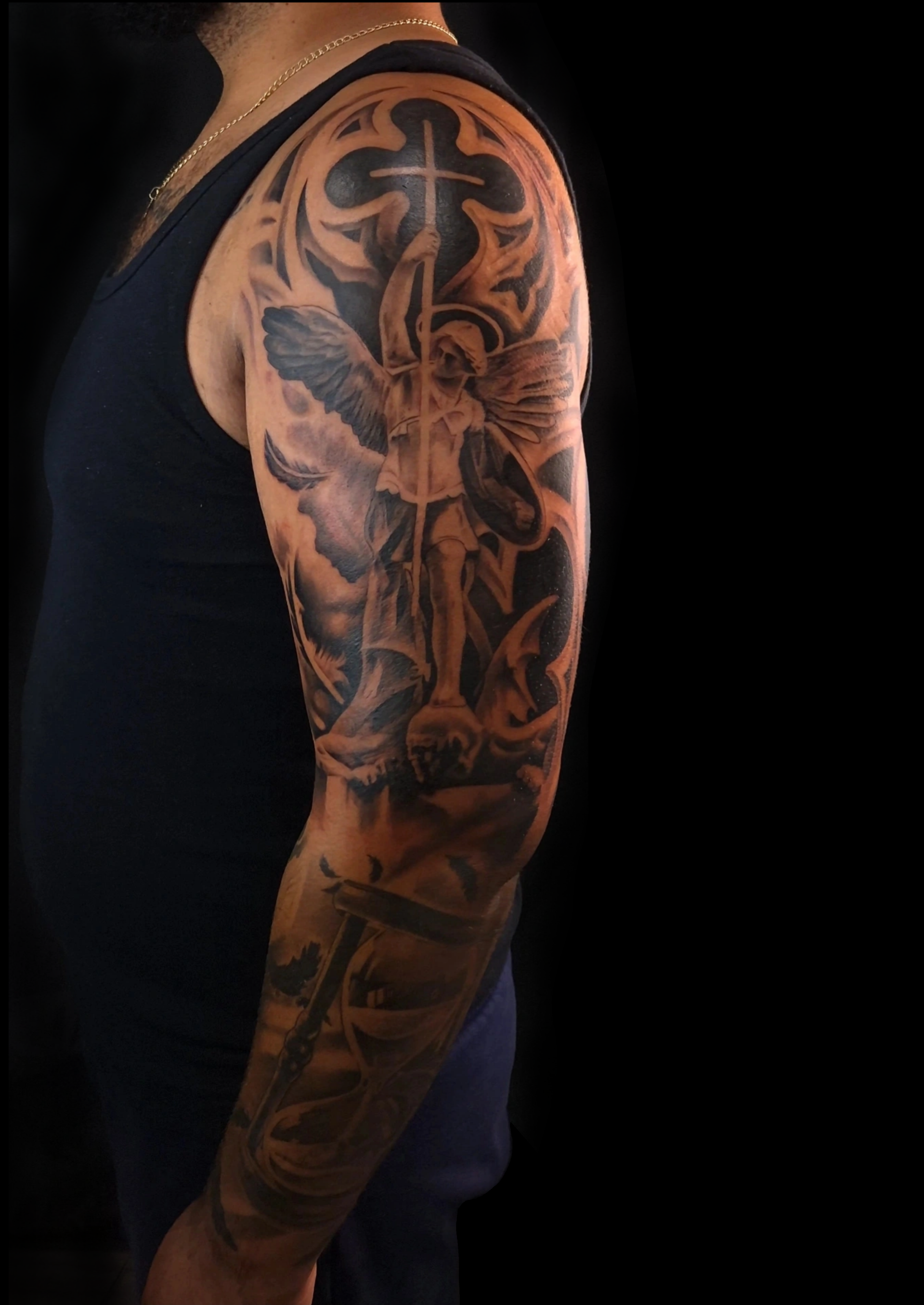 Artistieke sleeve tattoo door Tattoo Dos Santos Gedetailleerde sleeve tattoo met symbolische elementen