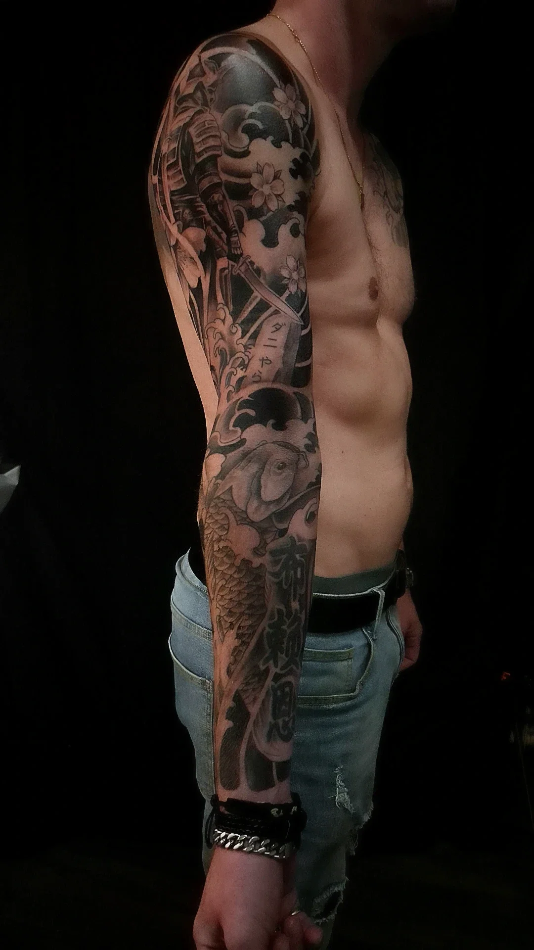 Japanse sleeve met samurai, koi en bloemen van Tattoo Dos Santos