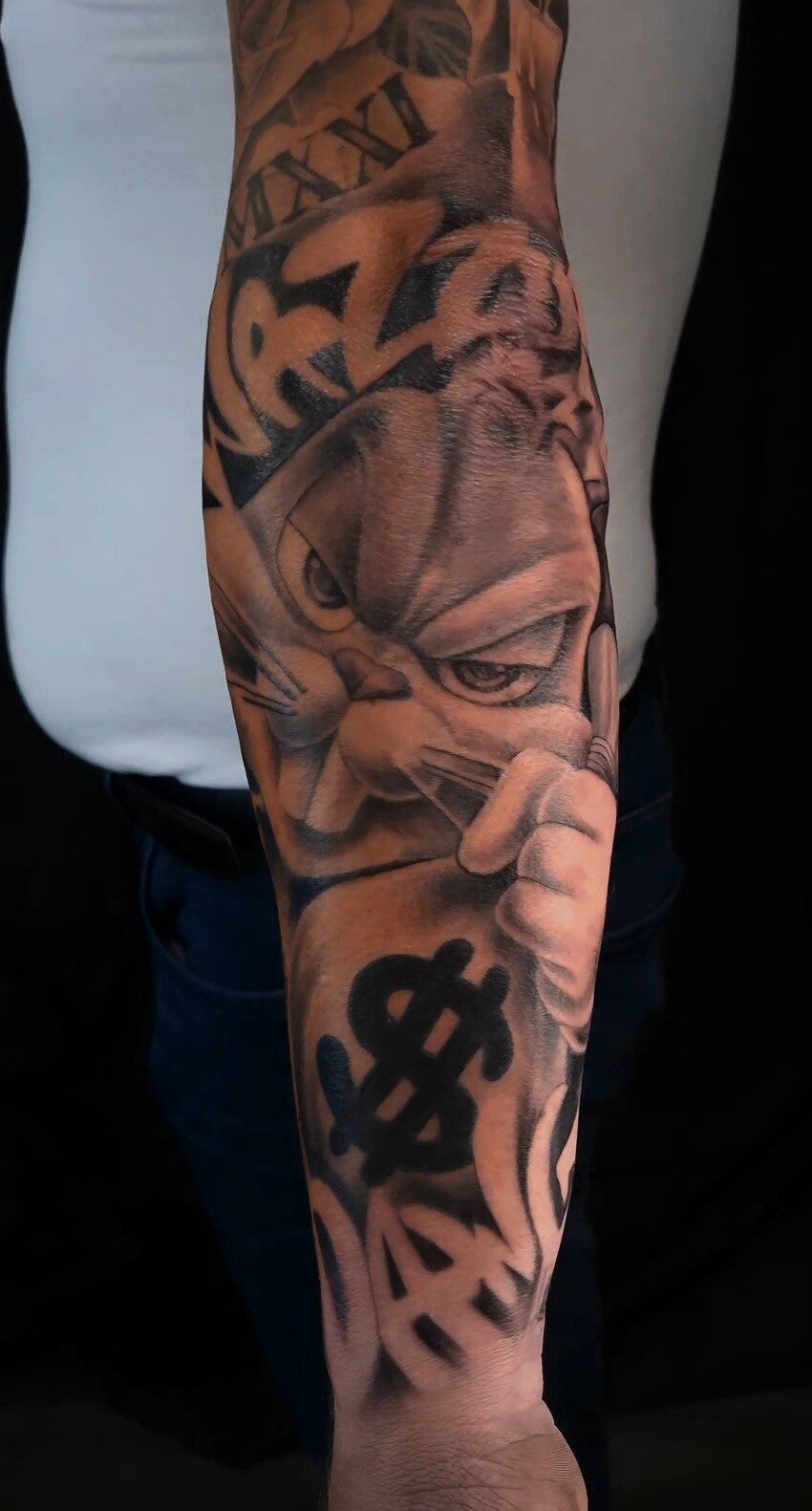 Prachtige sleeve tattoo bij Tattoo Dos Santos Realistische sleeve tattoo met portret en decoratieve elementen