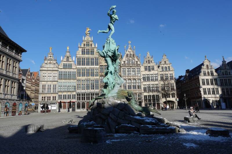 Grote markt Antwerpen met gildehuizen en Standbeeld van Brabo