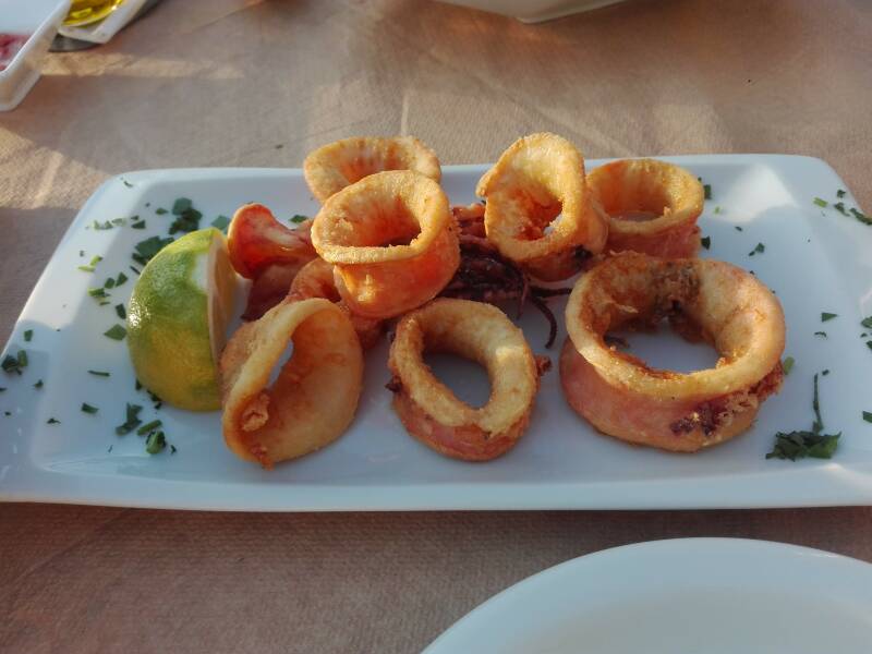 Kalmaris eten in het Trata Restaurant.