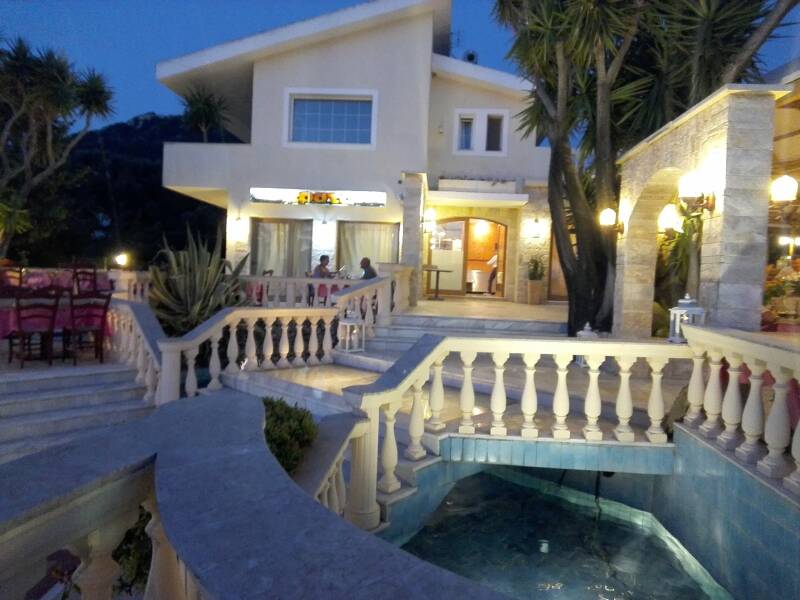 Toegang tot het Trata Restaurant.