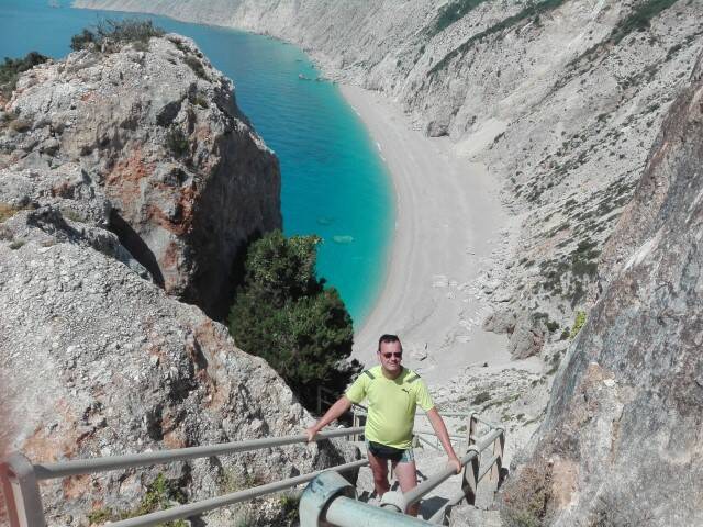 Trap is vernietigd door rotsverschuiving Platia Ammos Beach paliki kefalonia
