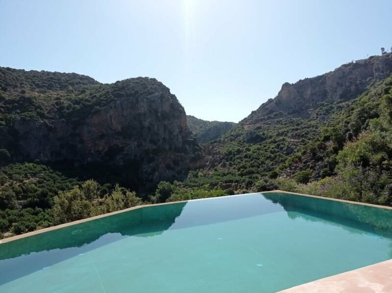 Uitzicht vanuit zwembad Enagron Ecotourism Village