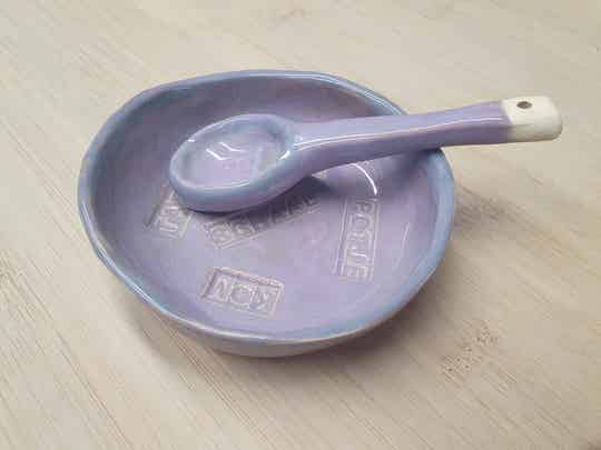 Keramiek - sauspotje met lepeltje Lilac