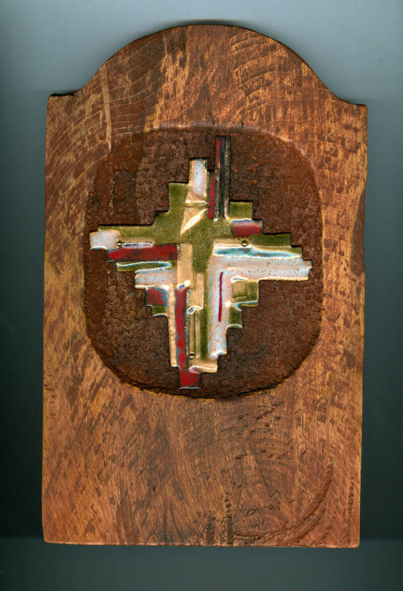 Ursula Etzlinger-Staf / Geschenke für bestimmte Anlässe / Kupferkreuz getrieben Gold unterlegt und emailliert auf Holz gearbeitet
