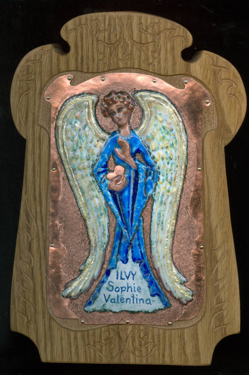 Ursula Etzlinger-Staf / Geschenke für bestimmte Anlässe /  Engel mit schützenden Herz  und Name, Kupfer getrieben Silber und Gold einlage, emailliert auf Holz montiert