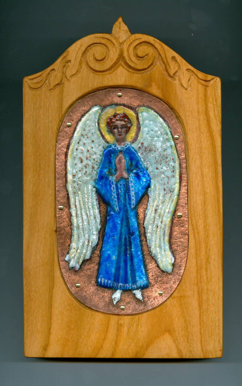 Ursula Etzlinger-Staf / Geschenke für bestimmte Anlässe /  betender Engel Kupfer getrieben, Silber unter Emaille auf Holz mit relief