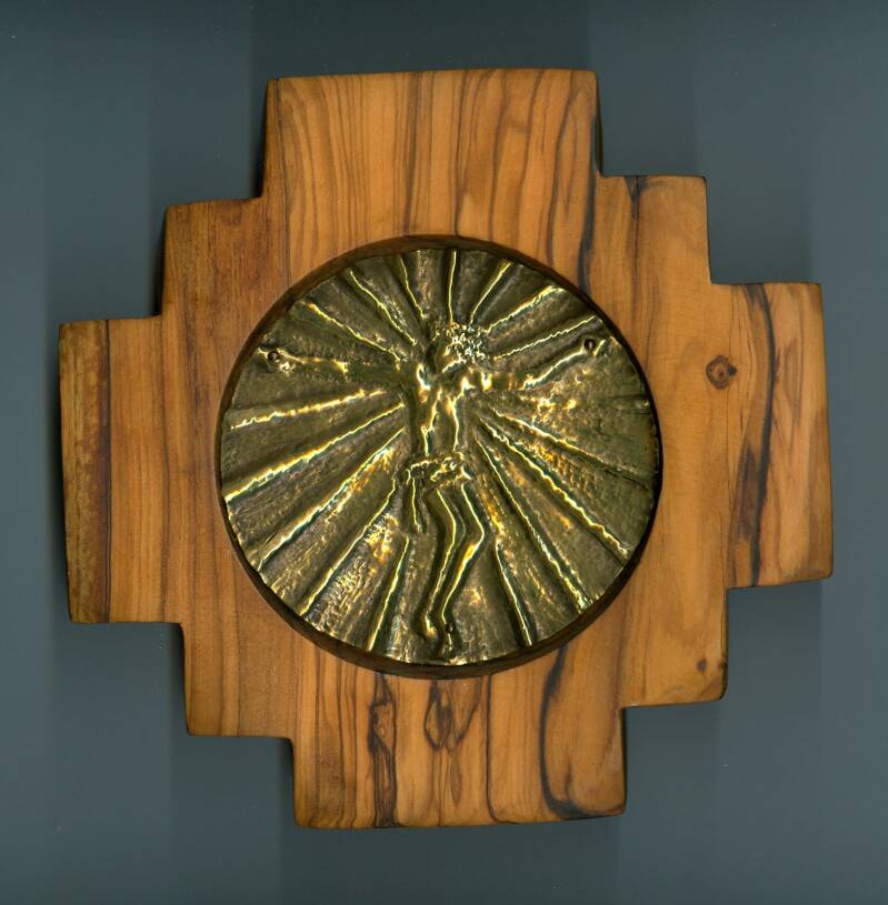 Ursula Etzlinger-Staf / Geschenke für bestimmte Anlässe / Kreuz aus Olivenholz mit  getriebenen Christus aus Messing