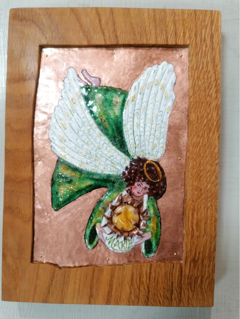 Ursula Etzlinger-Staf / Geschenke für bestimmte Anlässe /  Taufgeschenk Engel Kupfer getrieben, emailliert Gold unterlegt mit Bernstein auf Holz aufgearbeitet 