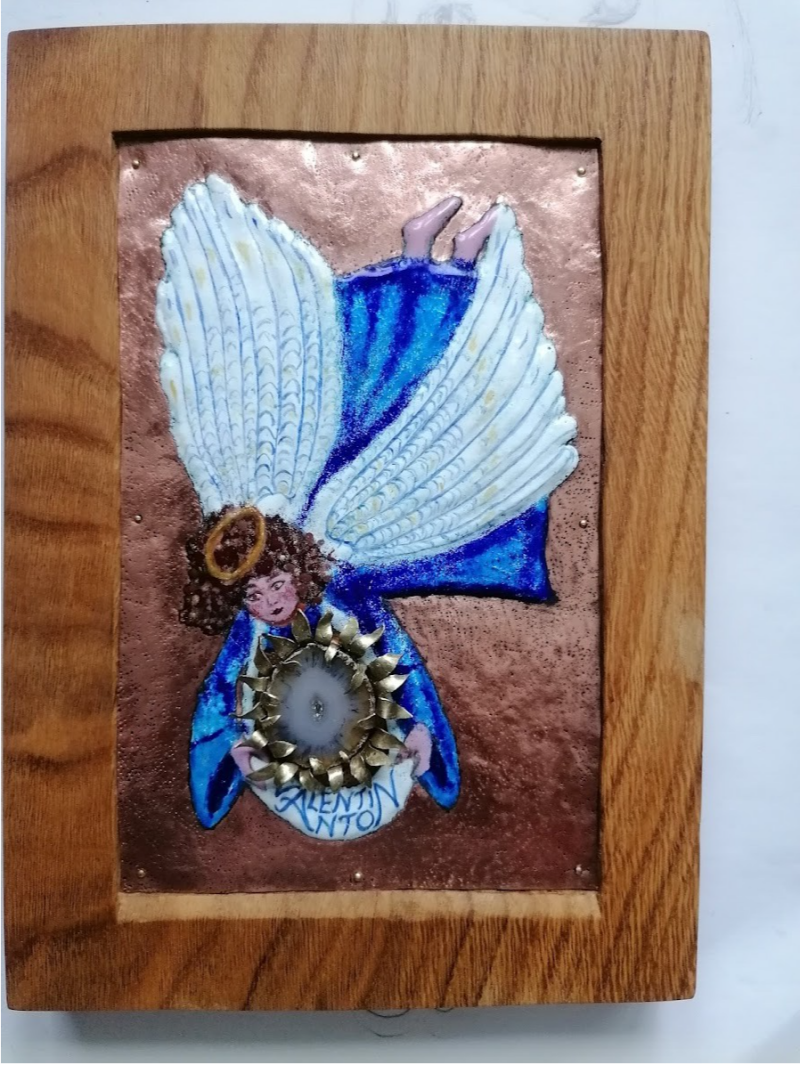 Ursula Etzlinger-Staf / Geschenke für bestimmte Anlässe /  Taufgeschenk Engel Kupfer getrieben, emailliert Silber unterlegt mit Achatscheibe auf Holz aufgearbeitet