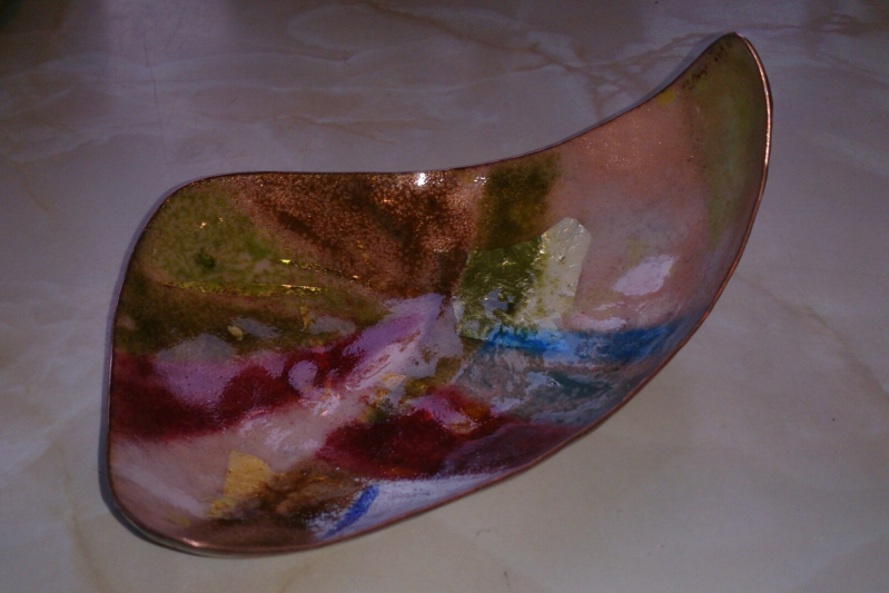 Ursula Etzlinger-Staf / Metallarbeiten / Schale Kupfer getrieben / emailliert