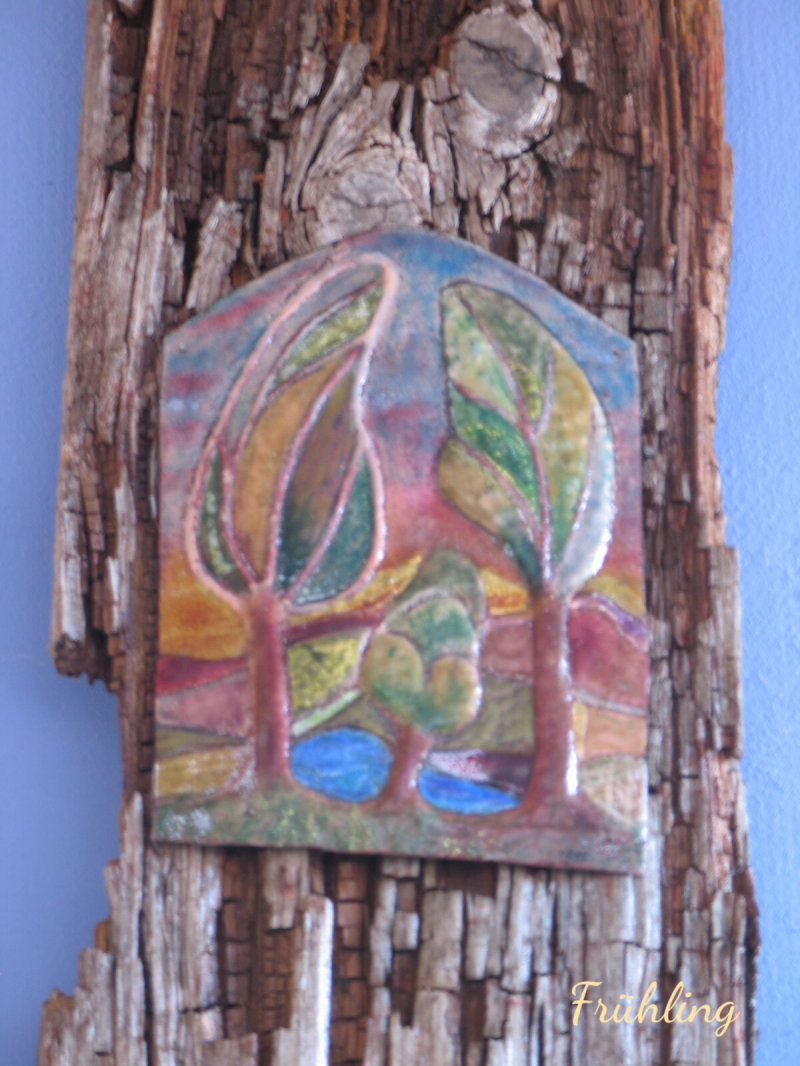 Ursula Etzlinger-Staf / Metallarbeiten / Kupfer getrieben, emmailliert auf Rinde aufgearbeitet / Harmonie