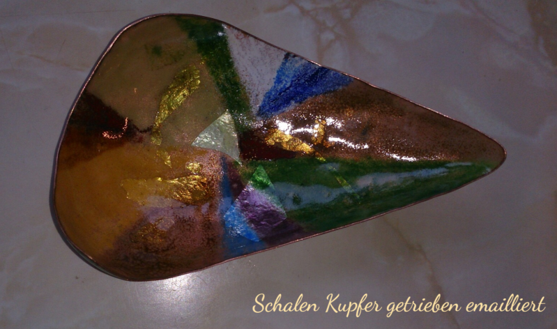 Ursula Etzlinger-Staf / Metallarbeiten / Schale Kupfer getrieben / emailliert