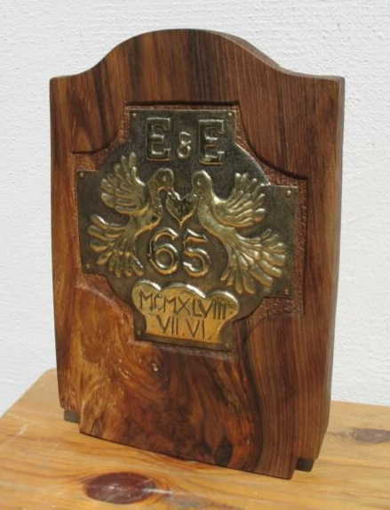 eiserne Hochzeit, Inizialen des Paares, Friedenstauben mit den verheirateten Jahren und das Jahresdatum in römischen Zahlen 